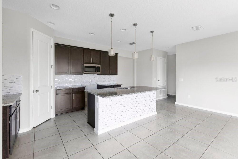 Listing photo 2 for 2570 Wadeview Loop