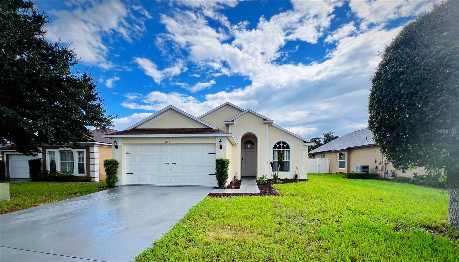 Listing photo 2 for 218 Royal Ridge Dr
