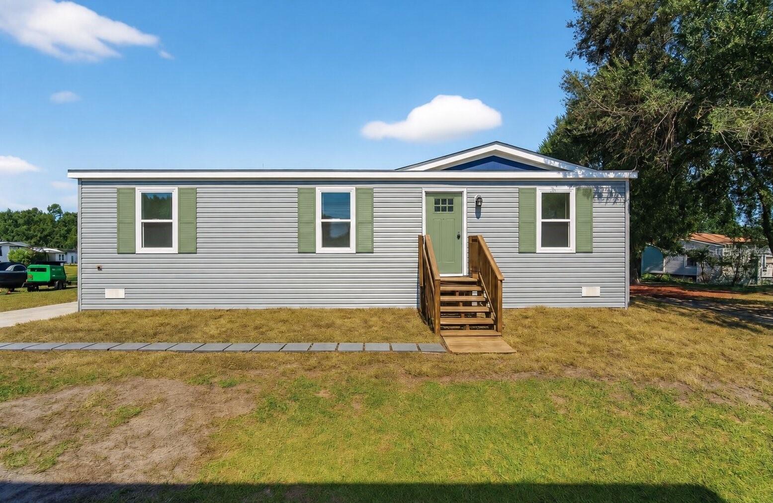 Listing photo 1 for 2207 Hialeah Ave