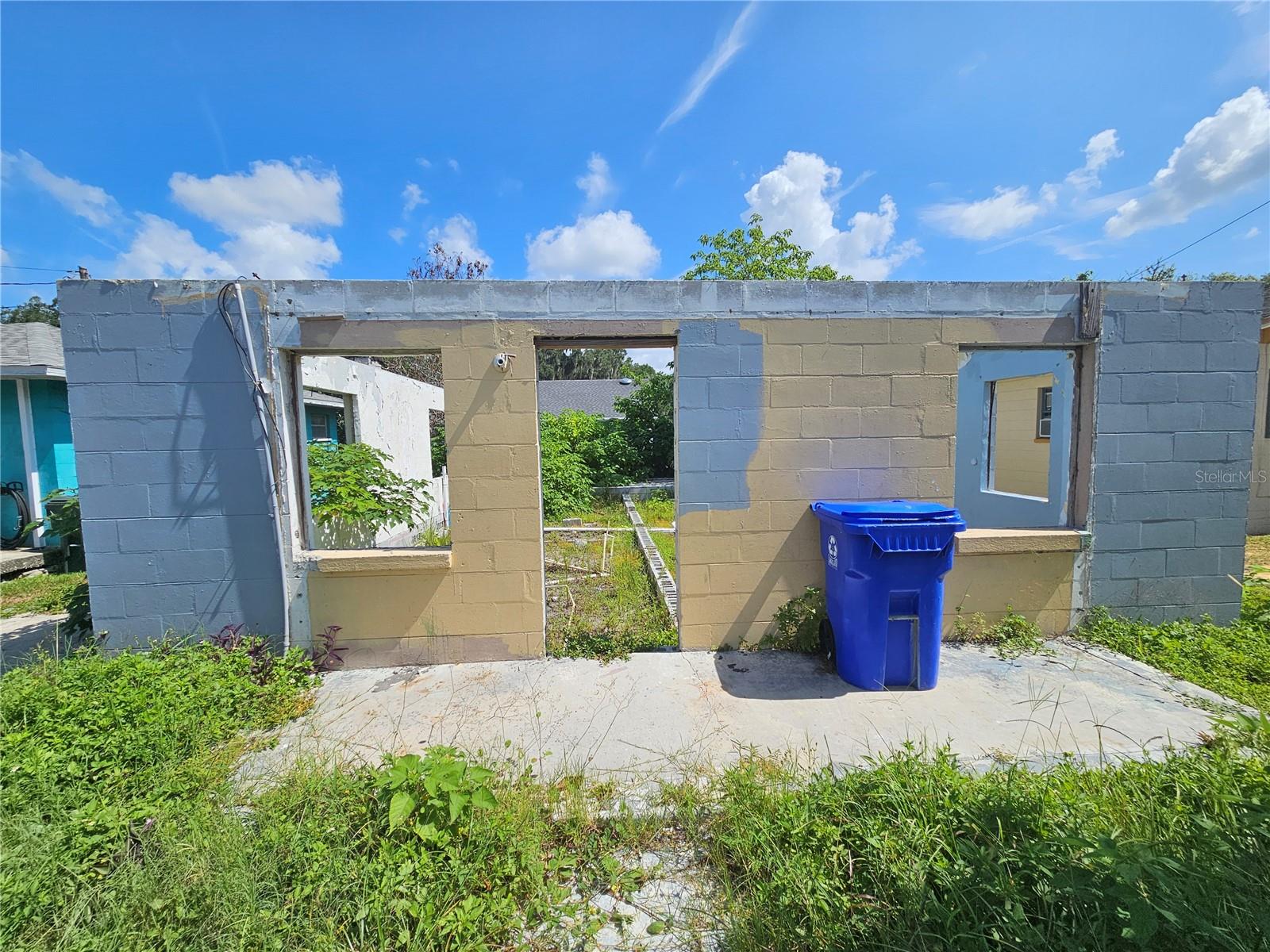 Listing photo 1 for 723 W 14th St