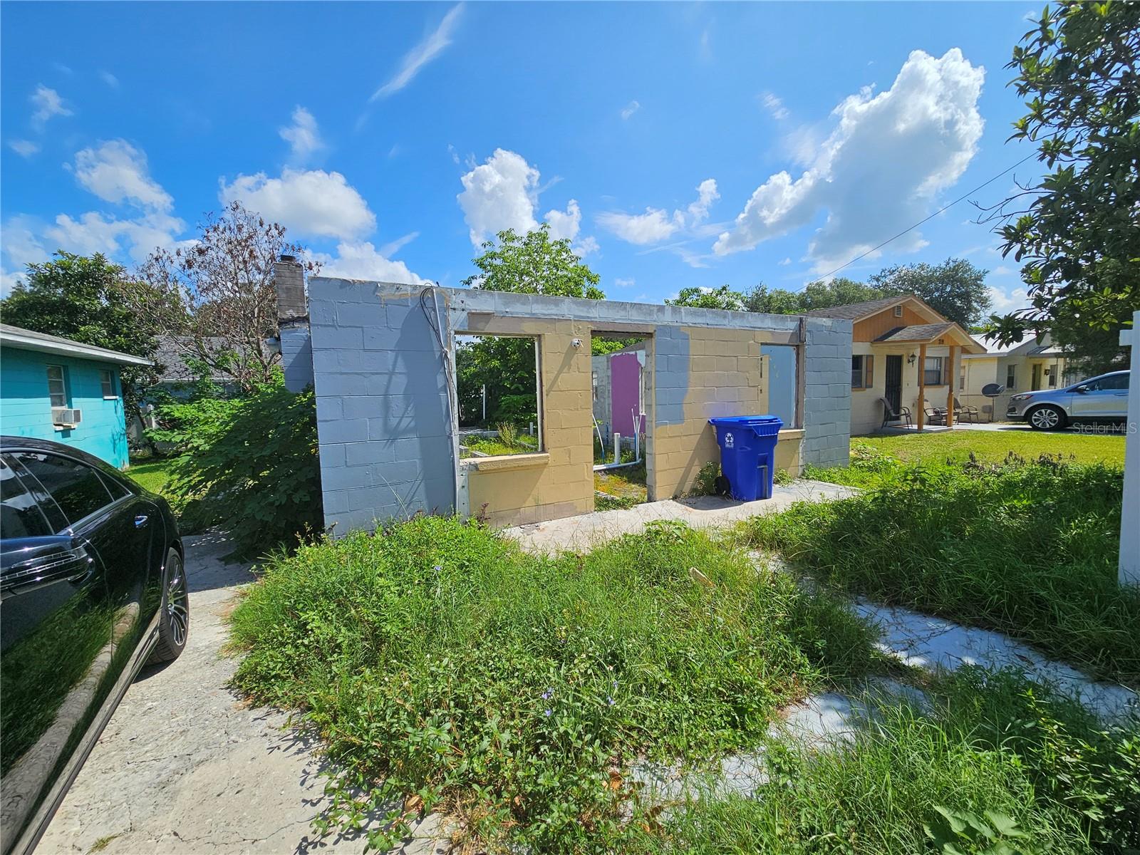 Listing photo 2 for 723 W 14th St