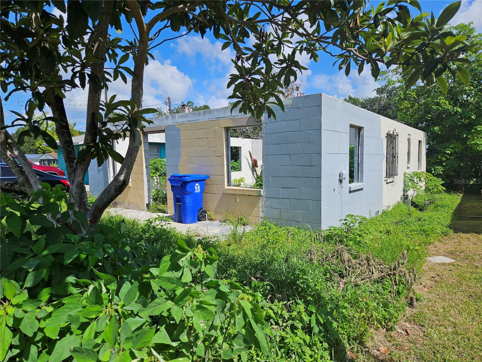 Listing photo 3 for 723 W 14th St