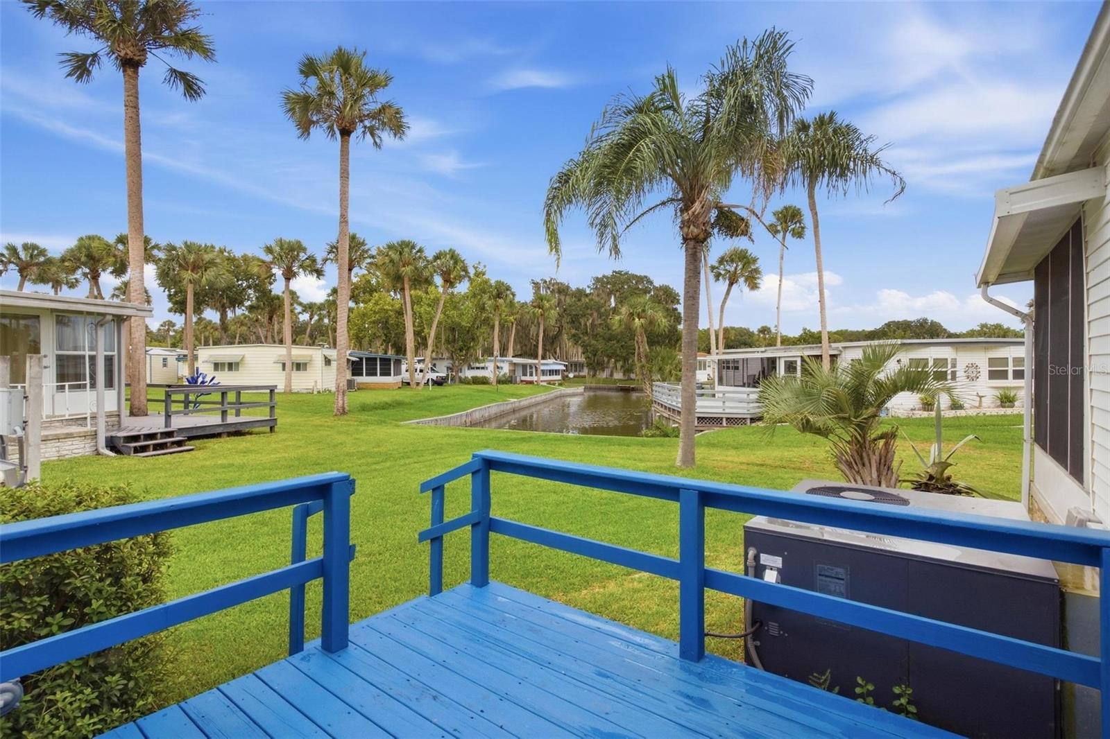 Listing photo 3 for 33 Cocos Plumosa Dr