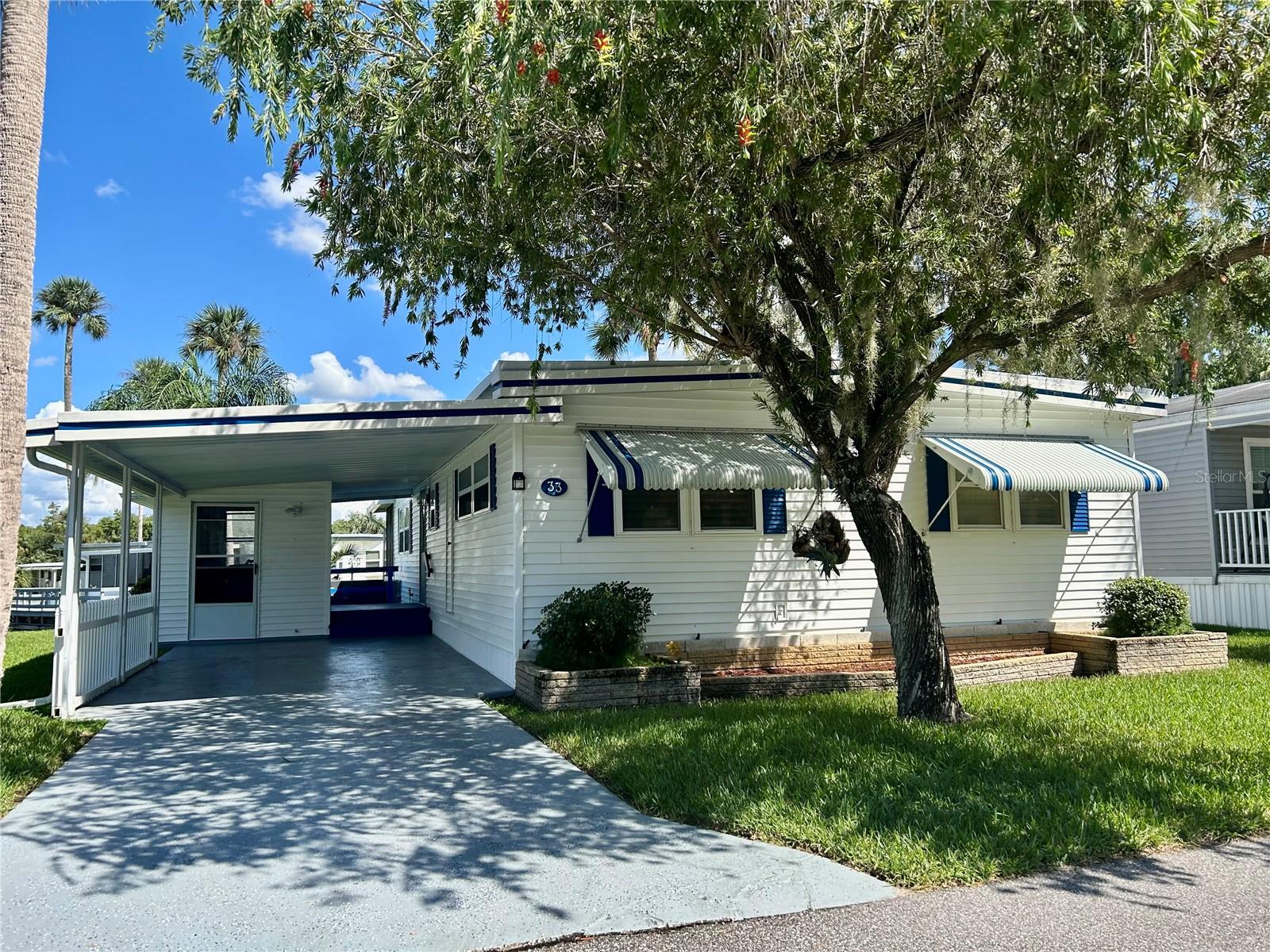 Listing photo 1 for 33 Cocos Plumosa Dr