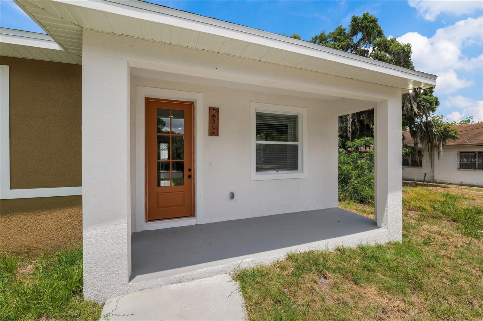 Listing photo 3 for 639 W 9th St