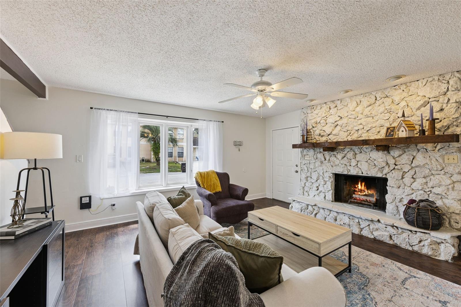 Listing photo 2 for 445 Cottonwood Dr