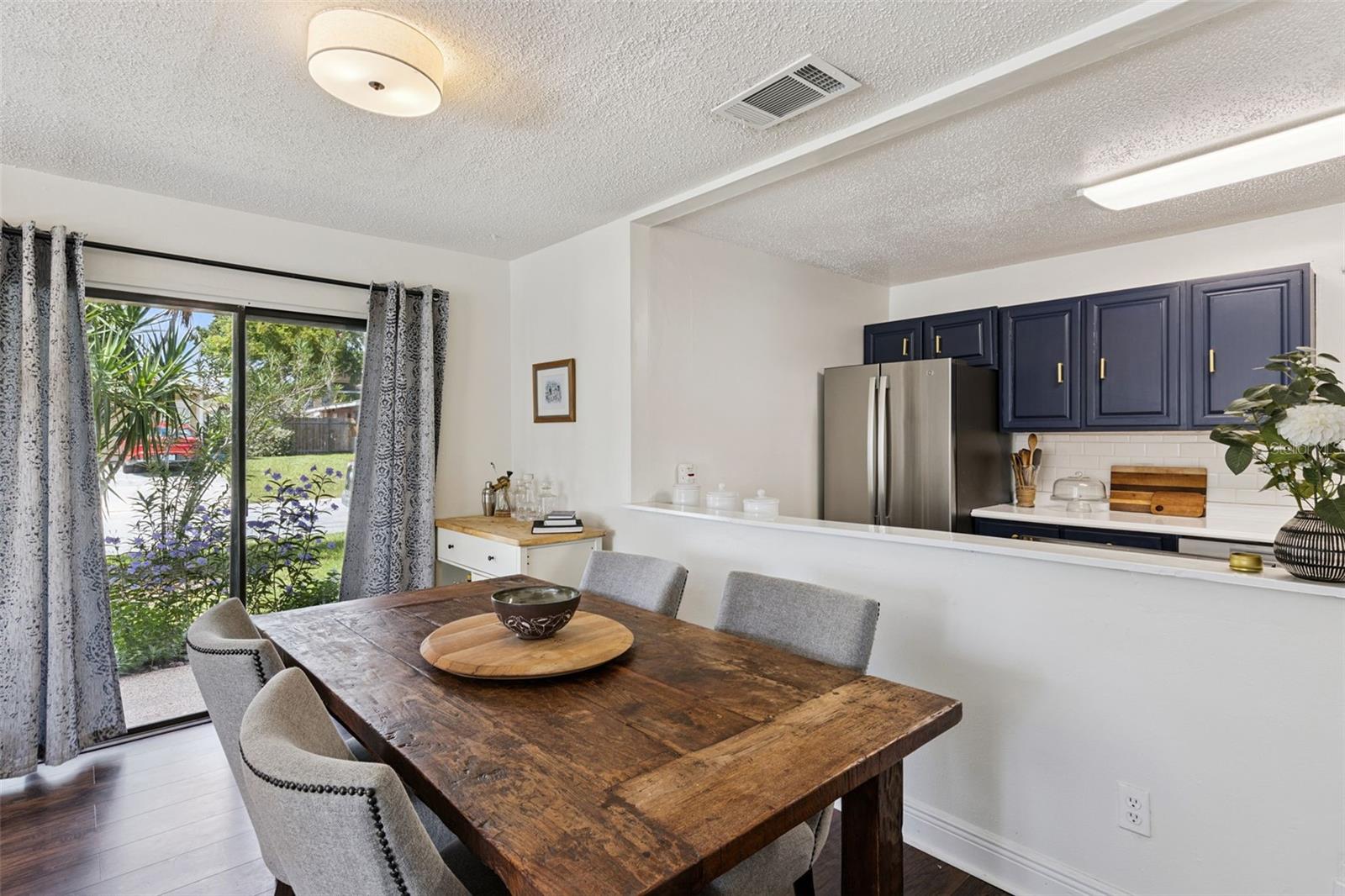 Listing photo 3 for 445 Cottonwood Dr