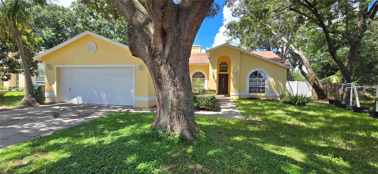 Listing photo 1 for 348 Vineyard Dr