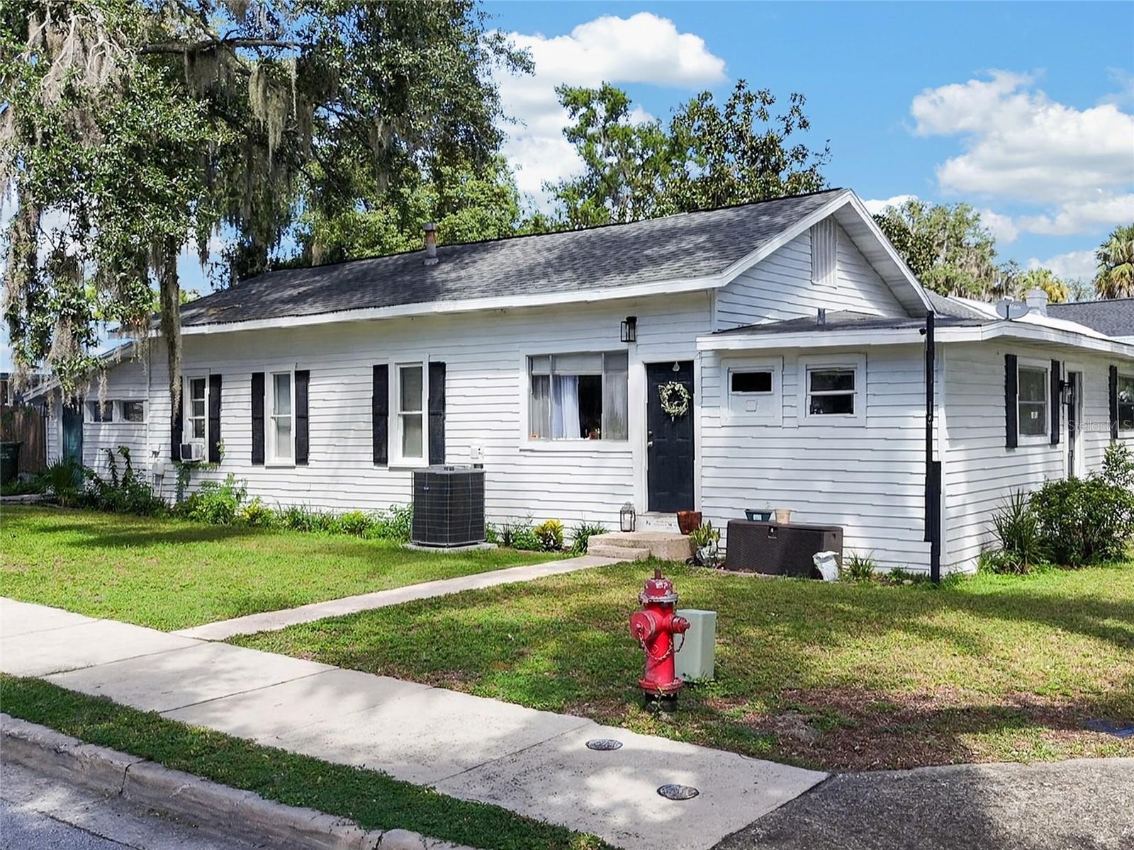 Listing photo 1 for 325 S 2nd St