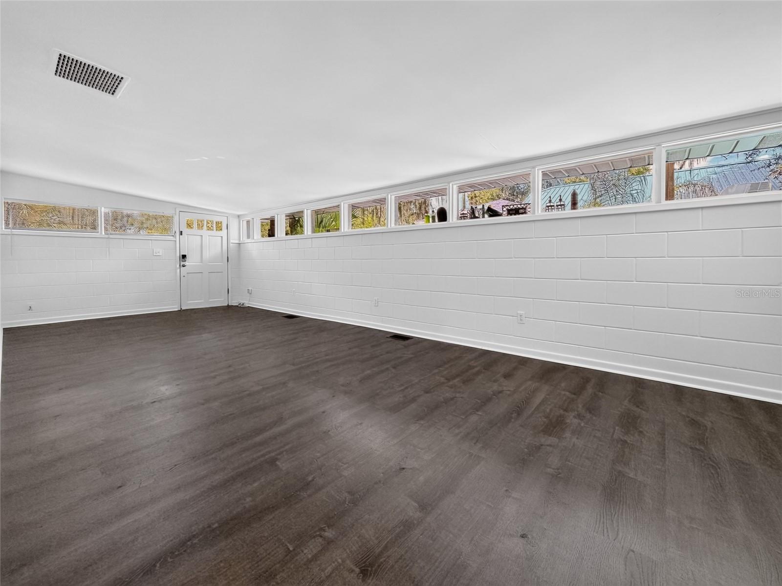 Listing photo 3 for 325 S 2nd St