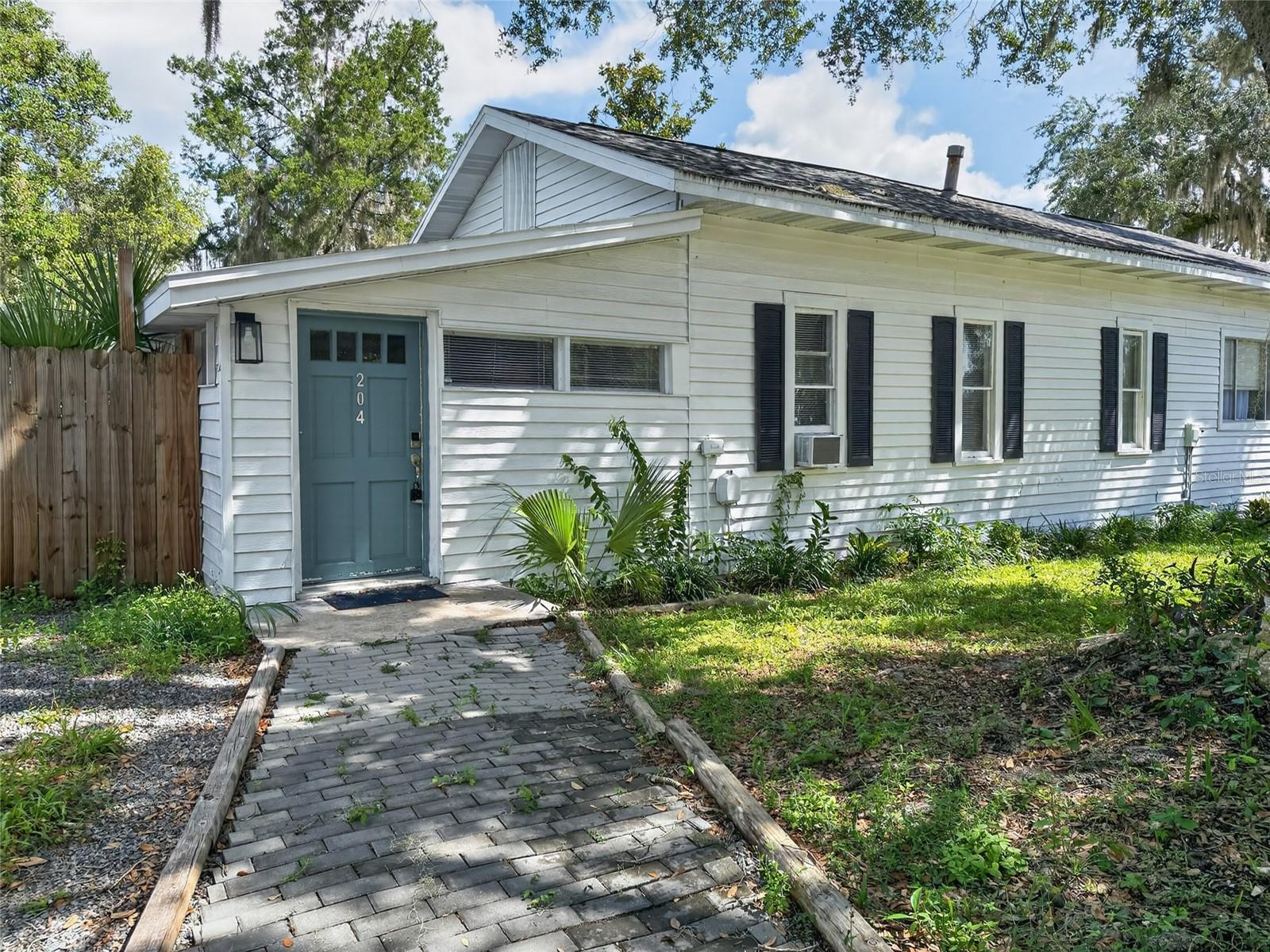 Listing photo 2 for 325 S 2nd St
