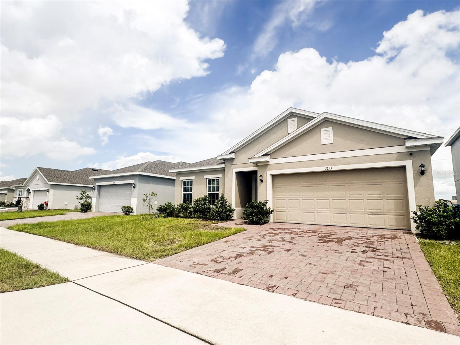 Listing photo 1 for 3653 Yarian Dr