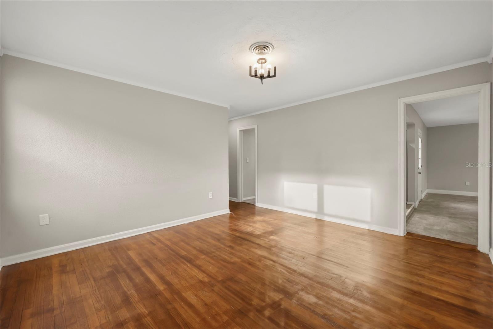 Listing photo 3 for 2410 Orange Ave
