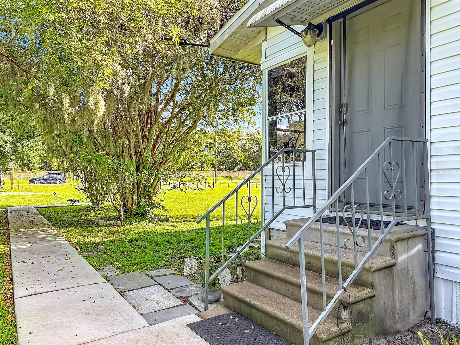 Listing photo 3 for 18452 Amityville Dr