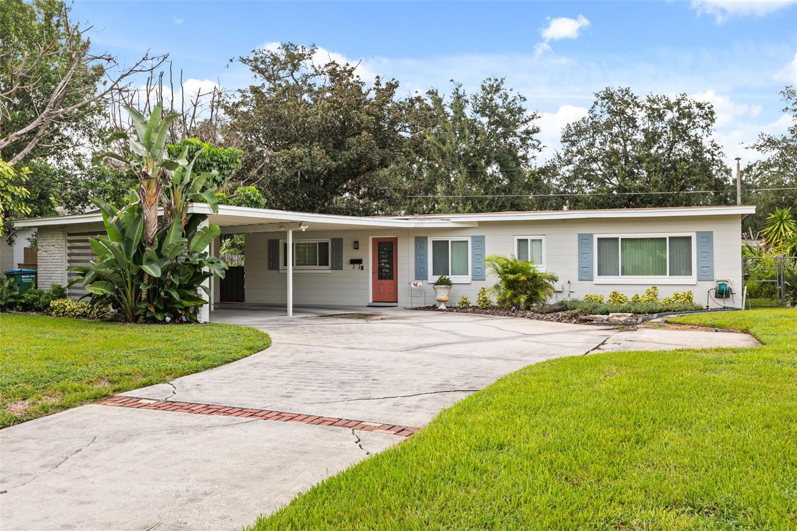 2215 WOODCREST DRIVE
