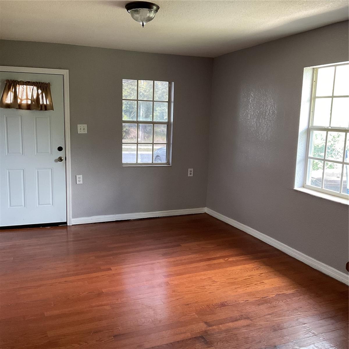 Listing photo 2 for 428 F St