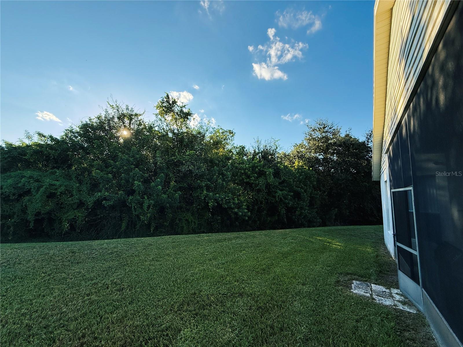 Listing photo 3 for 3201 Stonehurst Cir