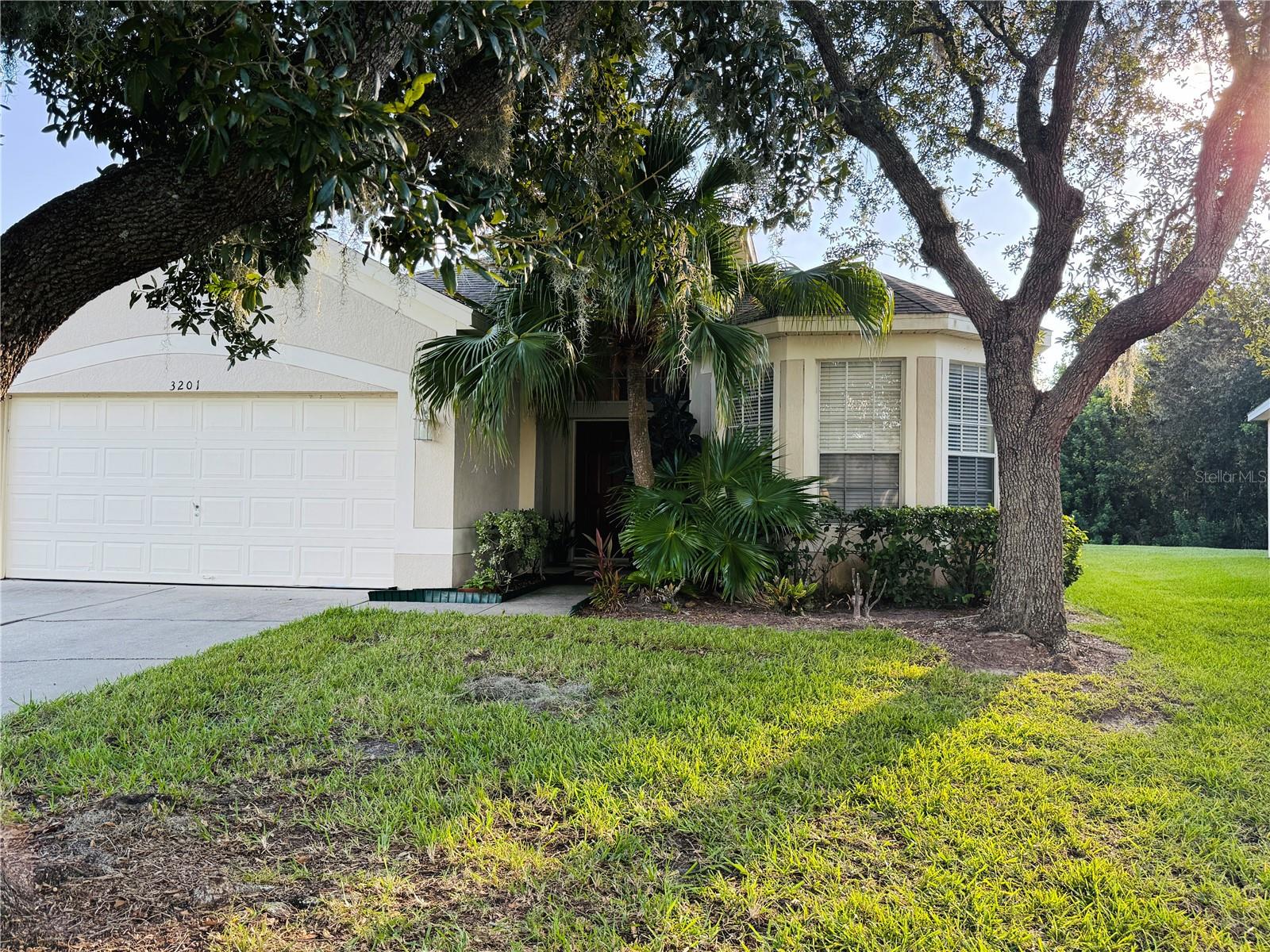 Listing photo 2 for 3201 Stonehurst Cir