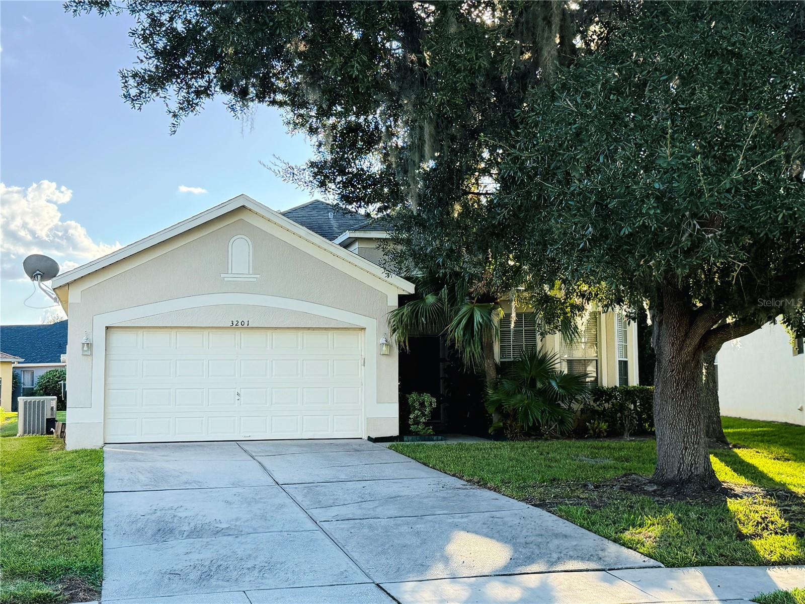 Listing photo 1 for 3201 Stonehurst Cir