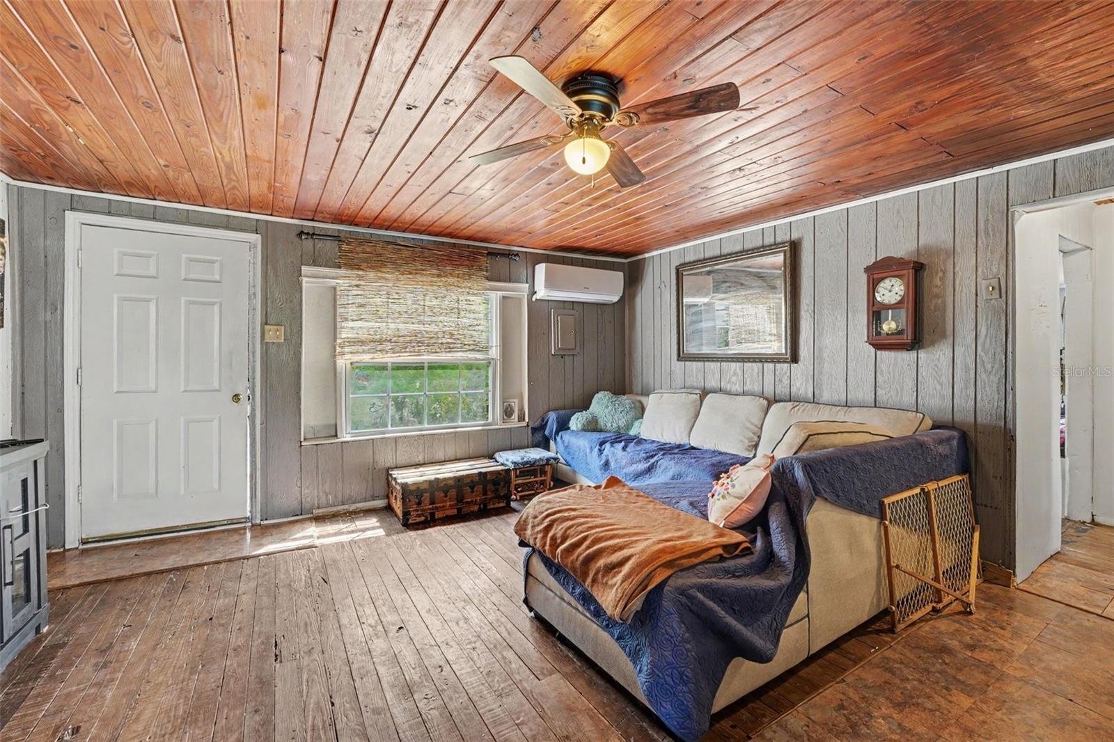 Listing photo 2 for 1329 W Oak Dr