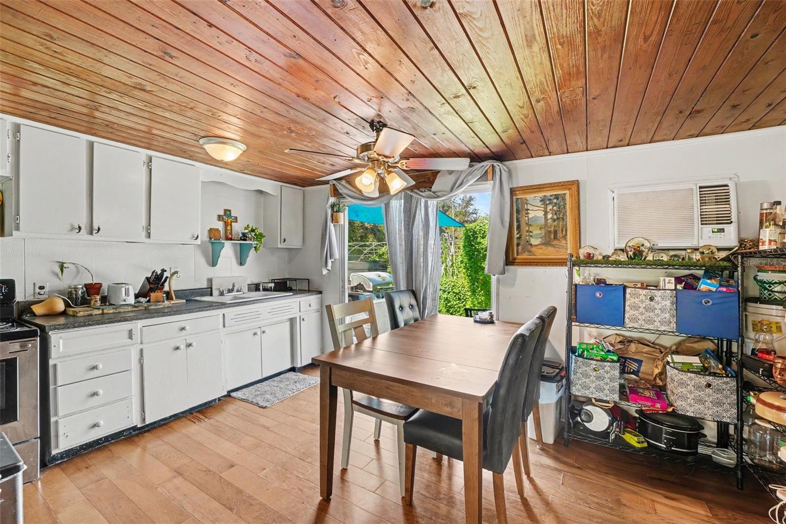 Listing photo 3 for 1329 W Oak Dr