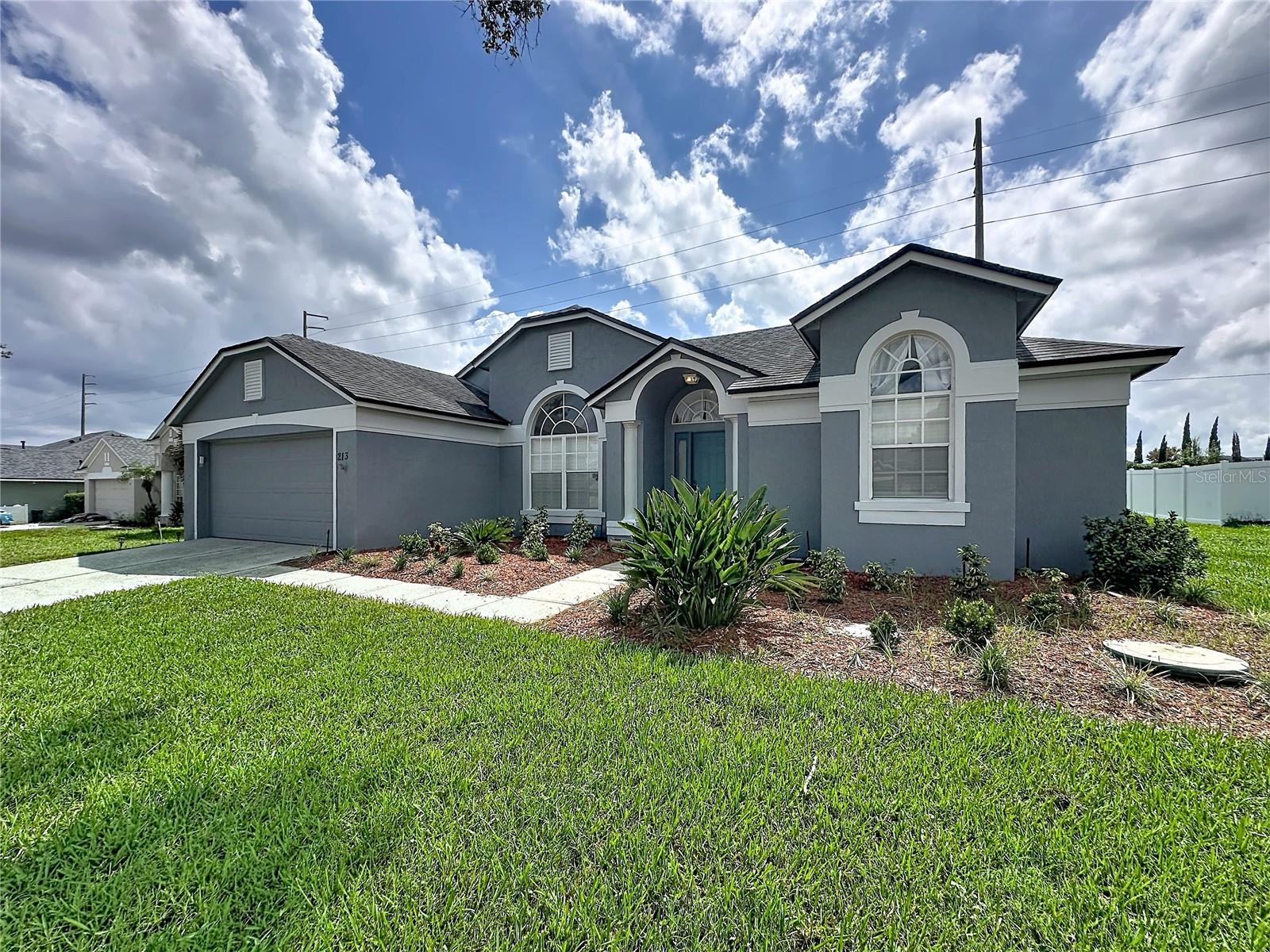 Listing photo 2 for 213 Via Mariel East Dr