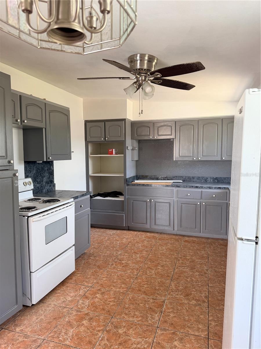 Listing photo 3 for 3400 Sunset Dr W