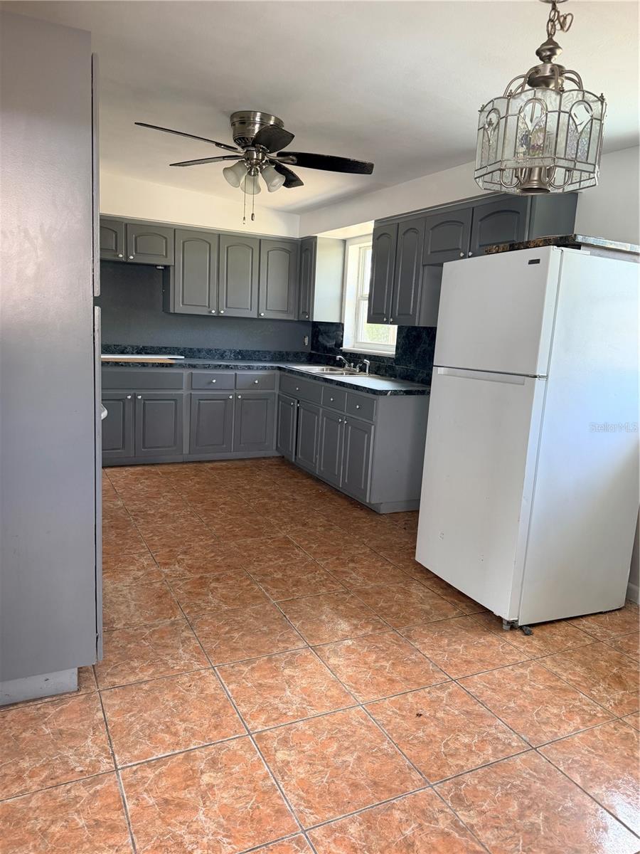 Listing photo 2 for 3400 Sunset Dr W