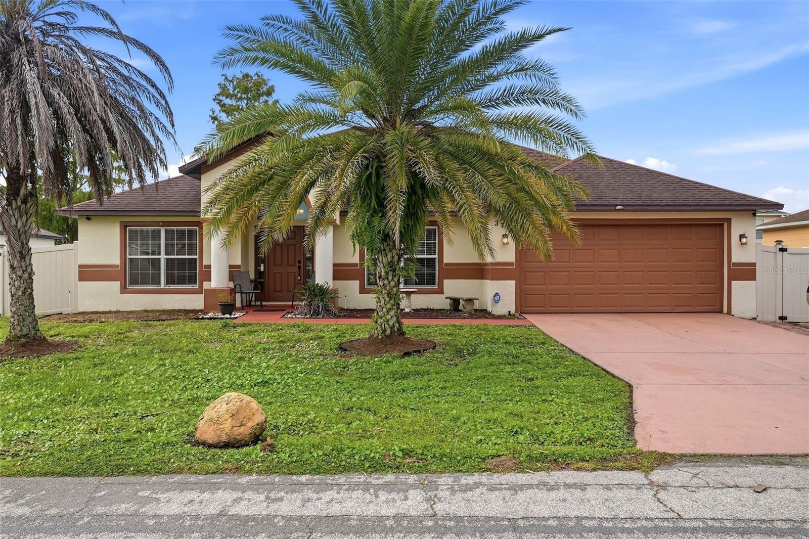 Listing photo 3 for 319 Marquee Dr
