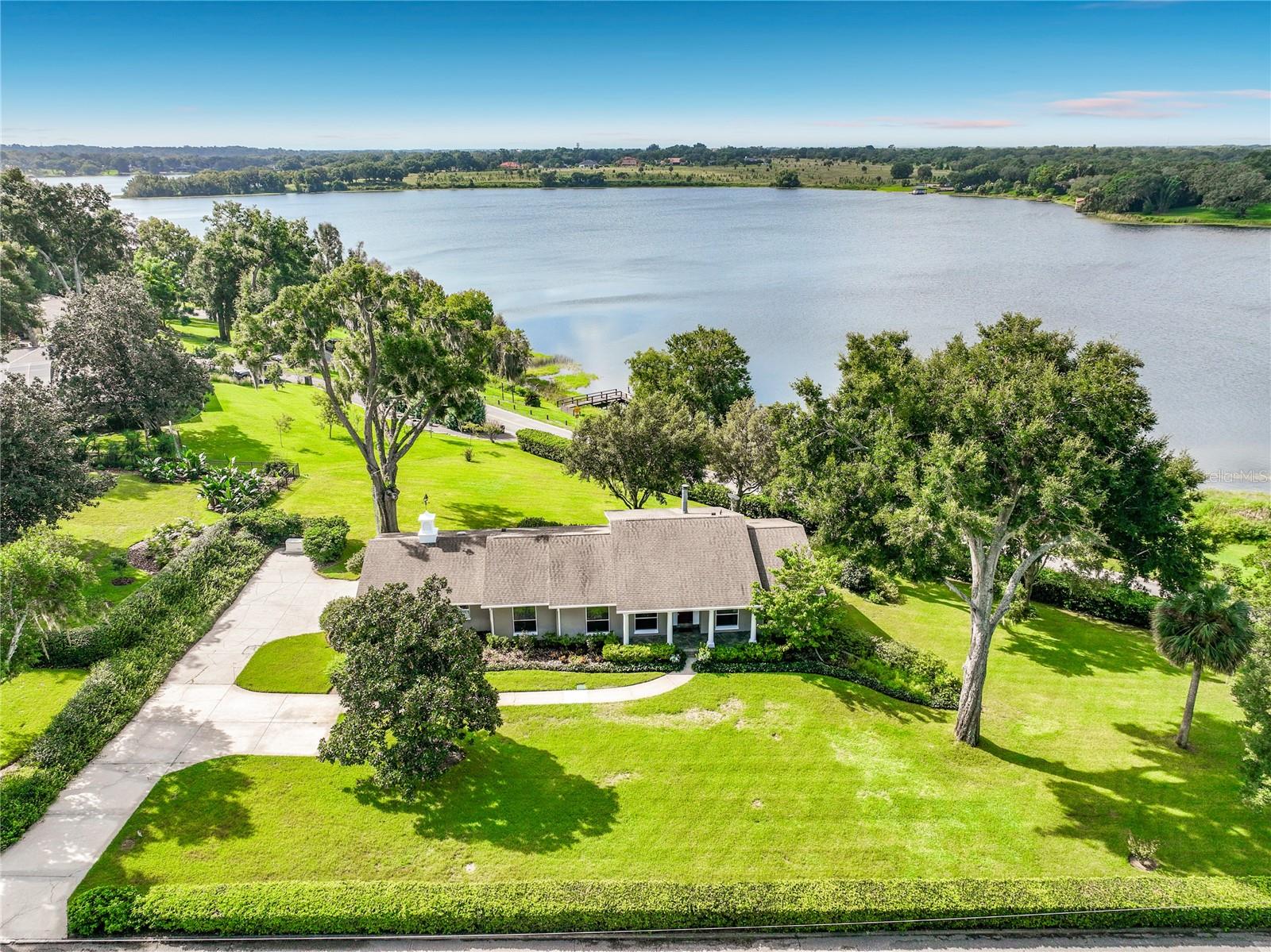 Listing photo 1 for 1800 Country Club Dr