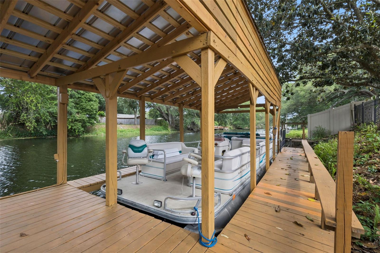 Listing photo 2 for 27627 Lois Dr