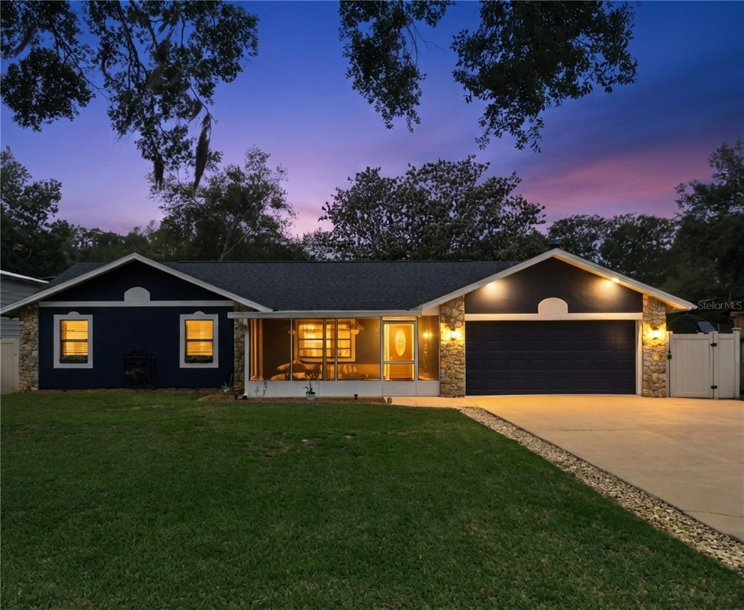 Listing photo 1 for 27627 Lois Dr