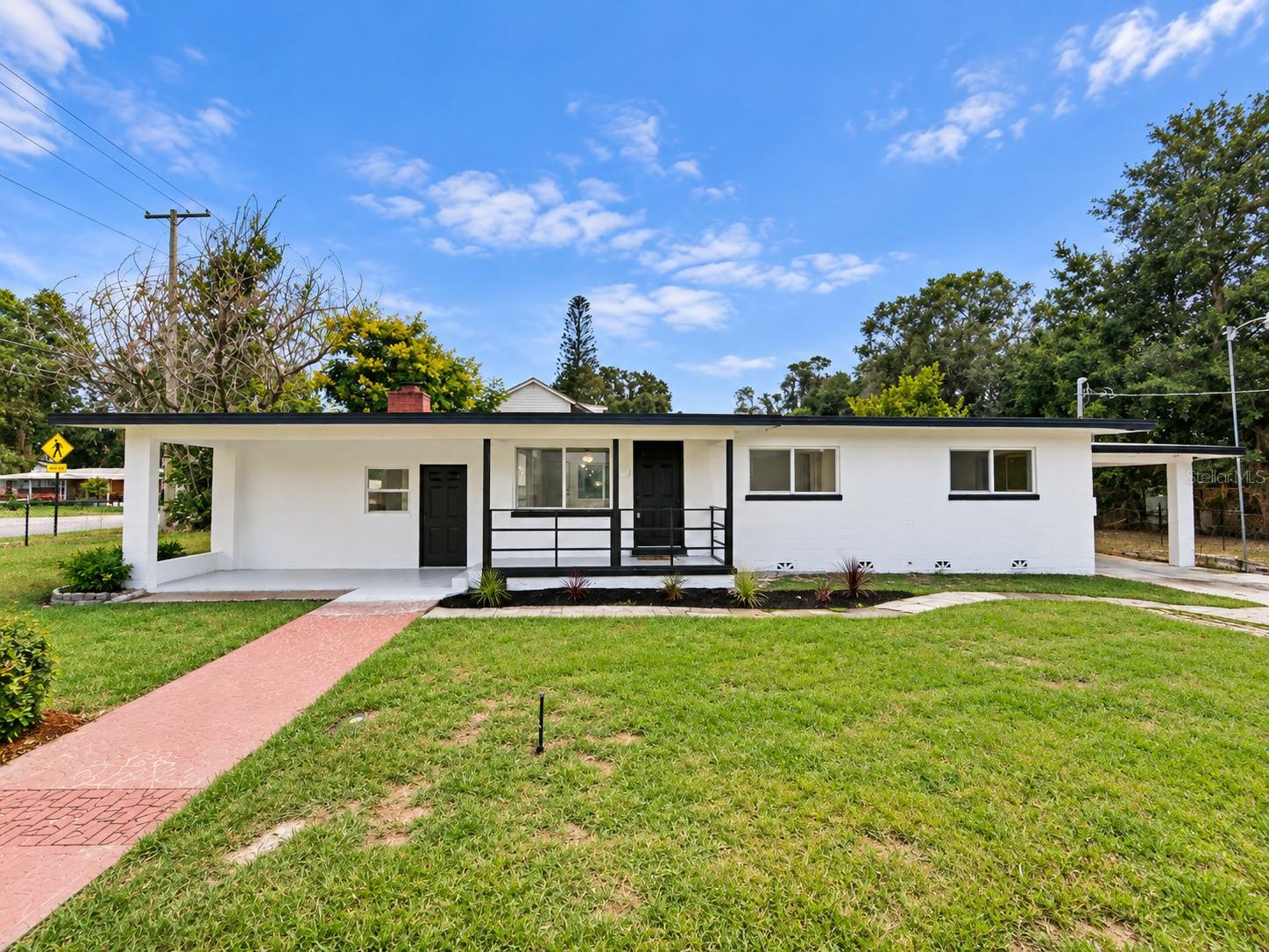 Listing photo 1 for 702 Avenue C Sw