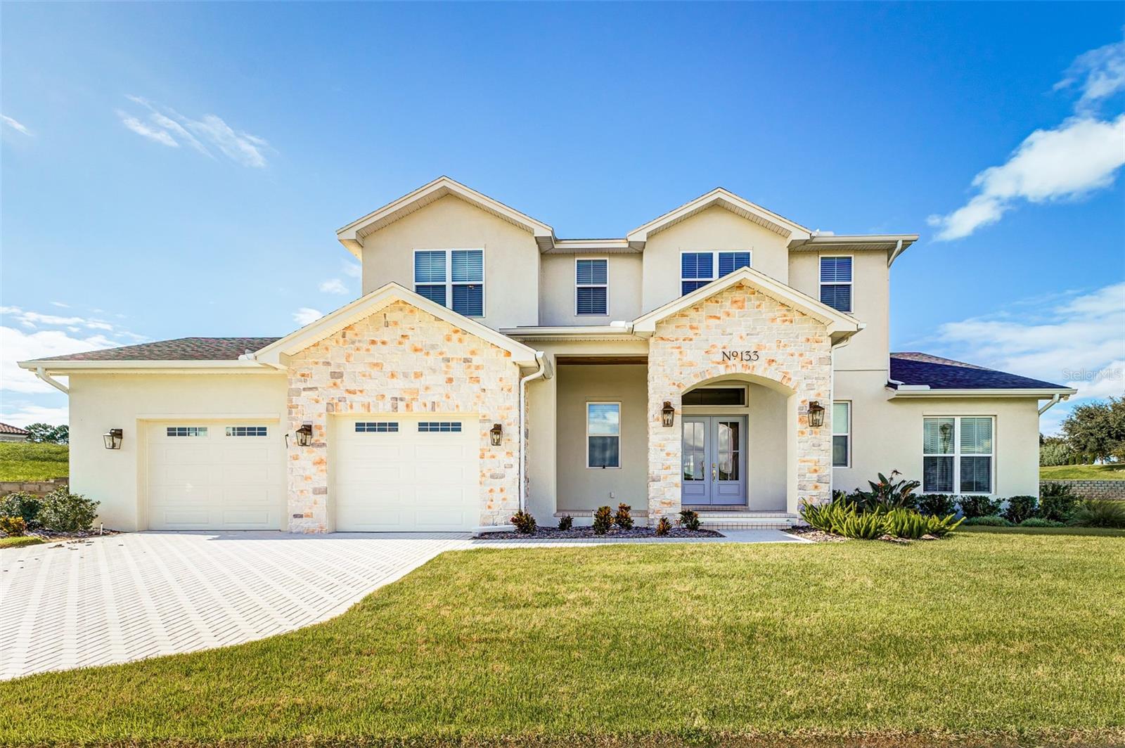 Listing photo 3 for 133 Caladium Ave