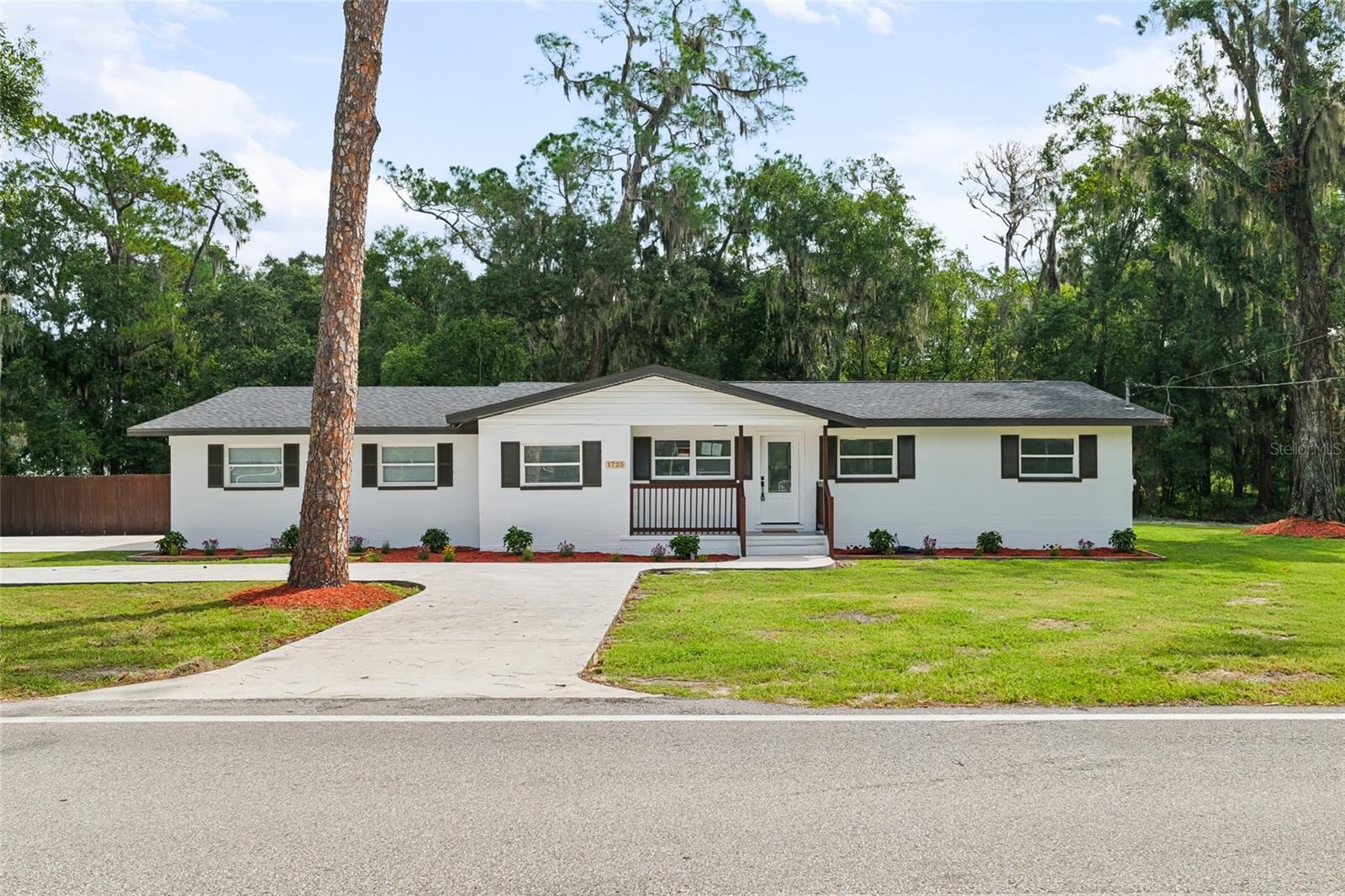 Listing photo 1 for 1725 Walker Rd
