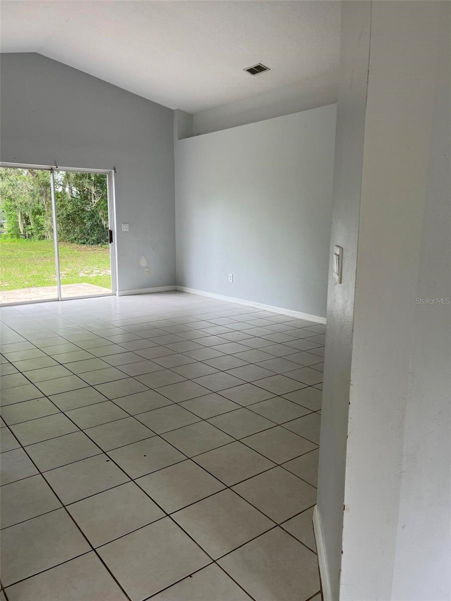 Listing photo 3 for 2833 Hardenbergh Ln