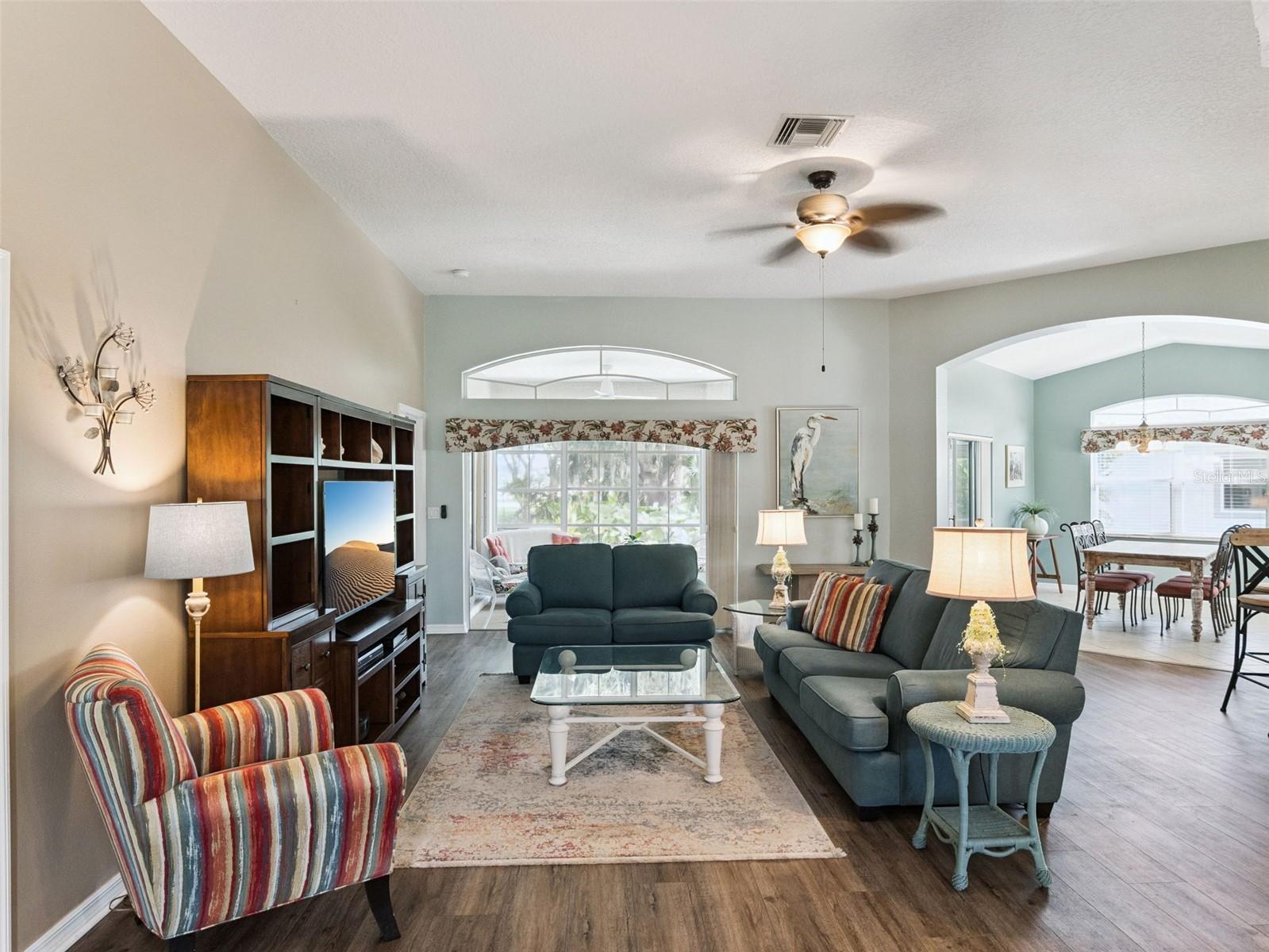 Listing photo 3 for 5401 Essex Ct