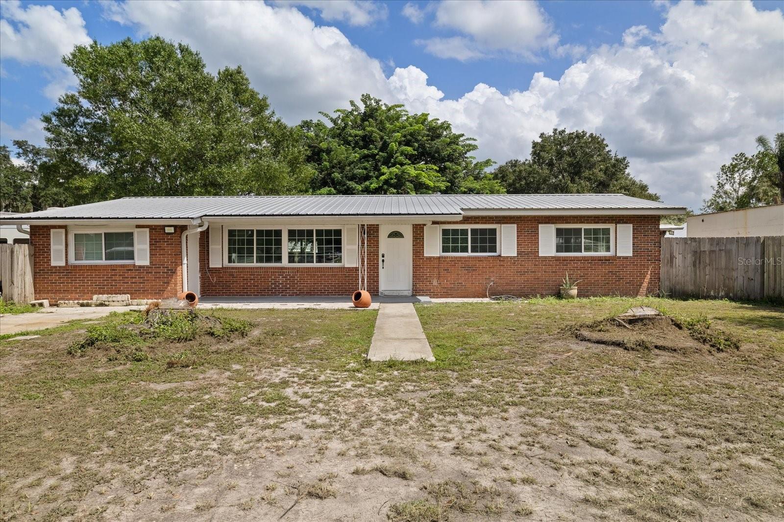 Listing photo 1 for 8125 N Socrum Loop Rd