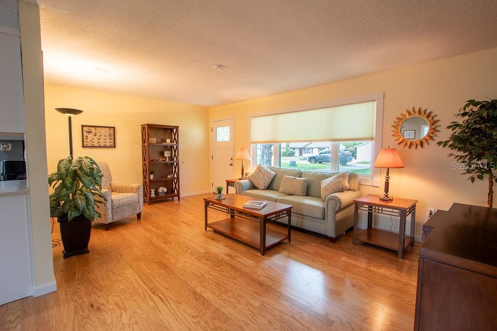 Listing photo 3 for 62 Aberdeen Cir