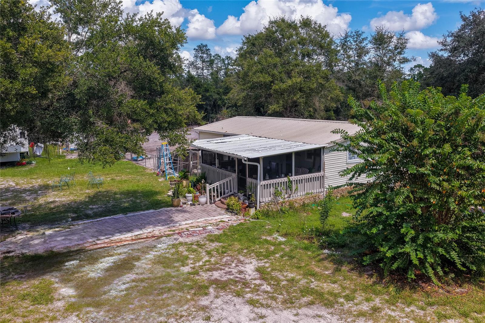 Listing photo 1 for 41330 Ford Rd