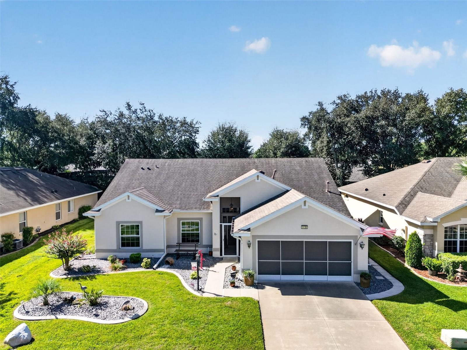 Listing photo 2 for 5138 Aurora Dr