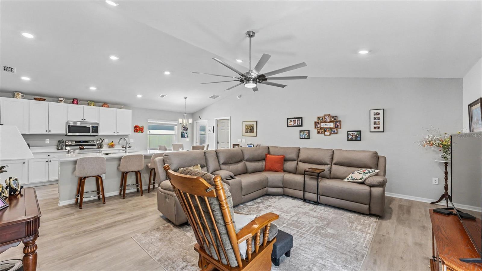 Listing photo 3 for 3304 Costello Cir