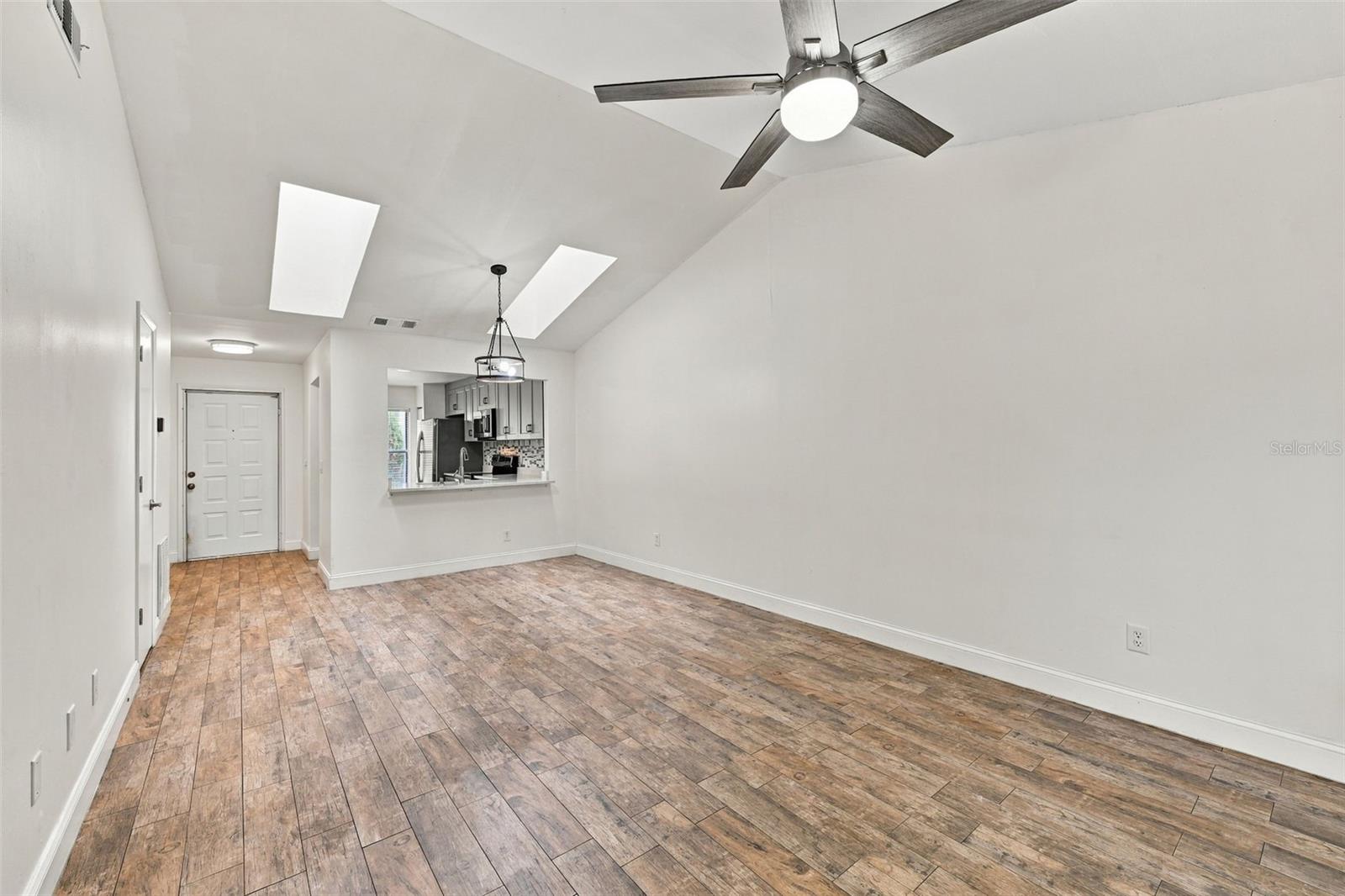 Listing photo 2 for 271 Hill St #271