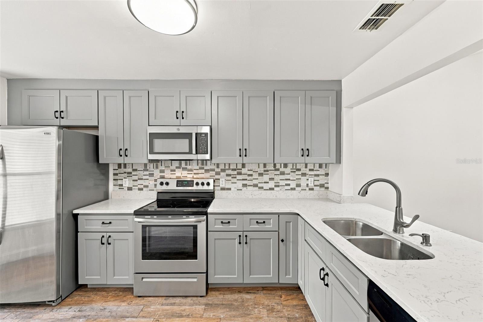 Listing photo 3 for 271 Hill St #271