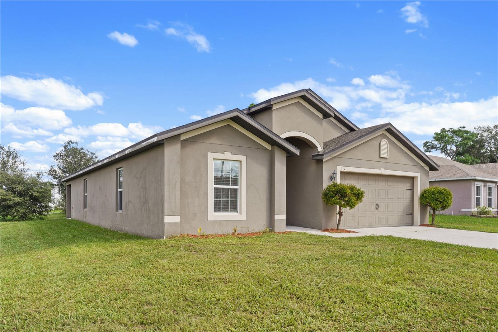 Listing photo 3 for 215 Goldenrod Ln