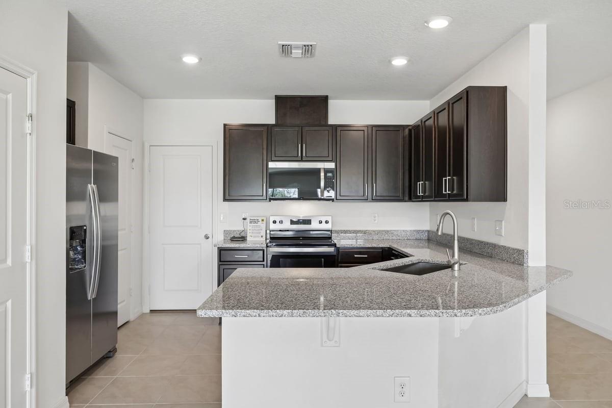 Listing photo 3 for 394 Sequoia Dr