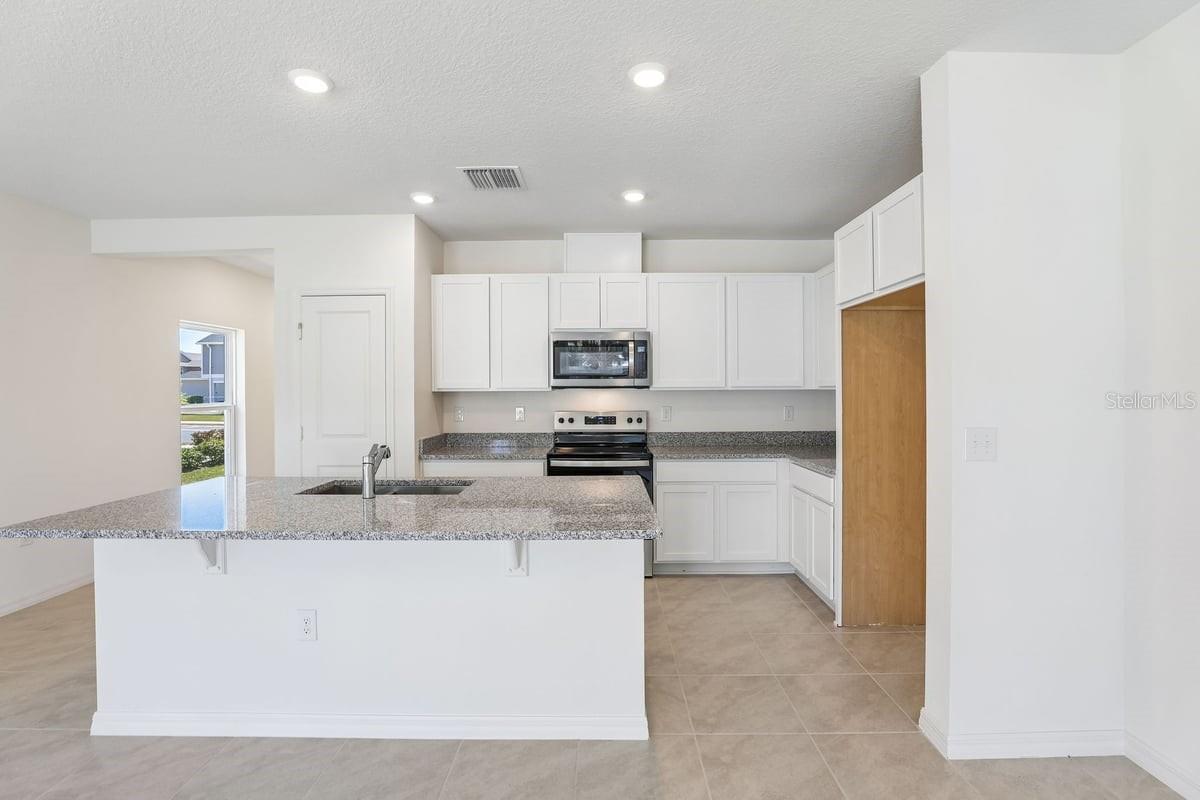 Listing photo 3 for 520 Pine Ridge Ct