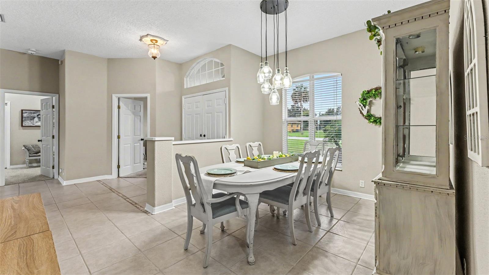 Listing photo 3 for 2385 4th St