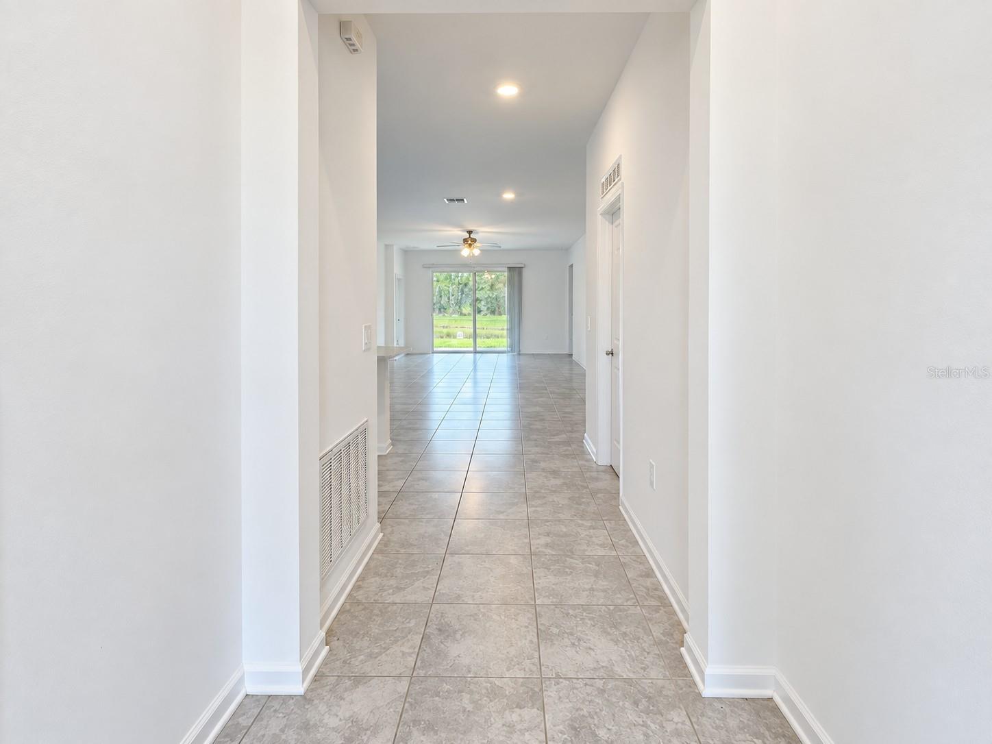 Listing photo 3 for 546 Hatteras Rd