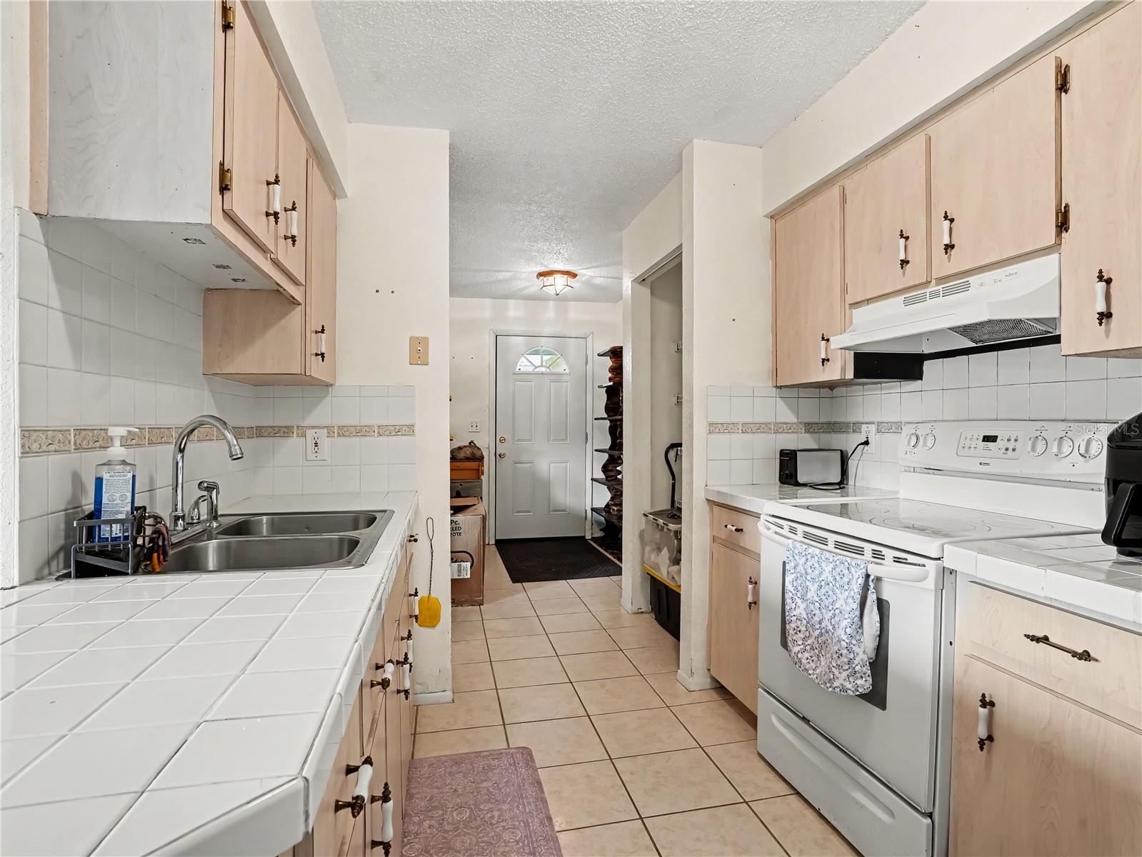 Listing photo 3 for 6655 Merle St